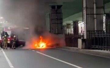 İstanbul Şişli ilçesinde seyir halindeyken motor bölümünden alev alan bir
