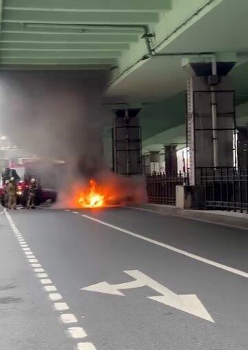İstanbul Şişli ilçesinde seyir halindeyken motor bölümünden alev alan bir