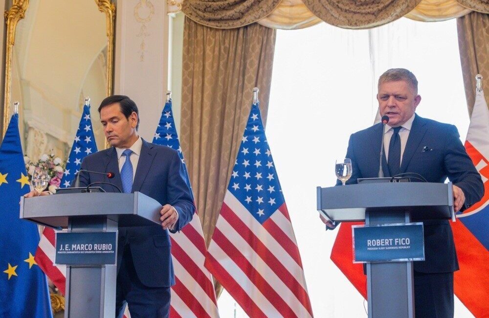 Slovakya Başbakanı Robert Fico ve ABD Dışişleri Bakanı Marco Rubio,