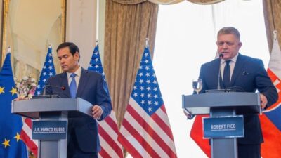 Slovakya Başbakanı Robert Fico ve ABD Dışişleri Bakanı Marco Rubio,