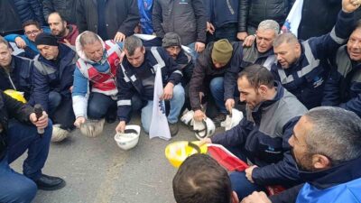 Soma ilçesinde, maaşlarını zamanında alamayan ve zam farklarını almakta geciken