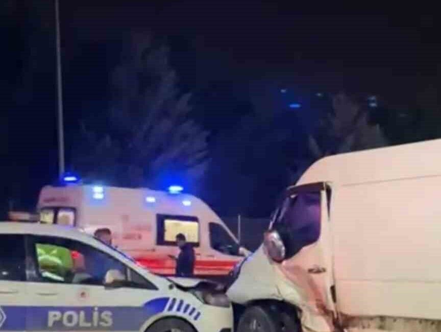 Sultanbeyli ilçesinde meydana gelen trafik kazasında bir polis aracı ile