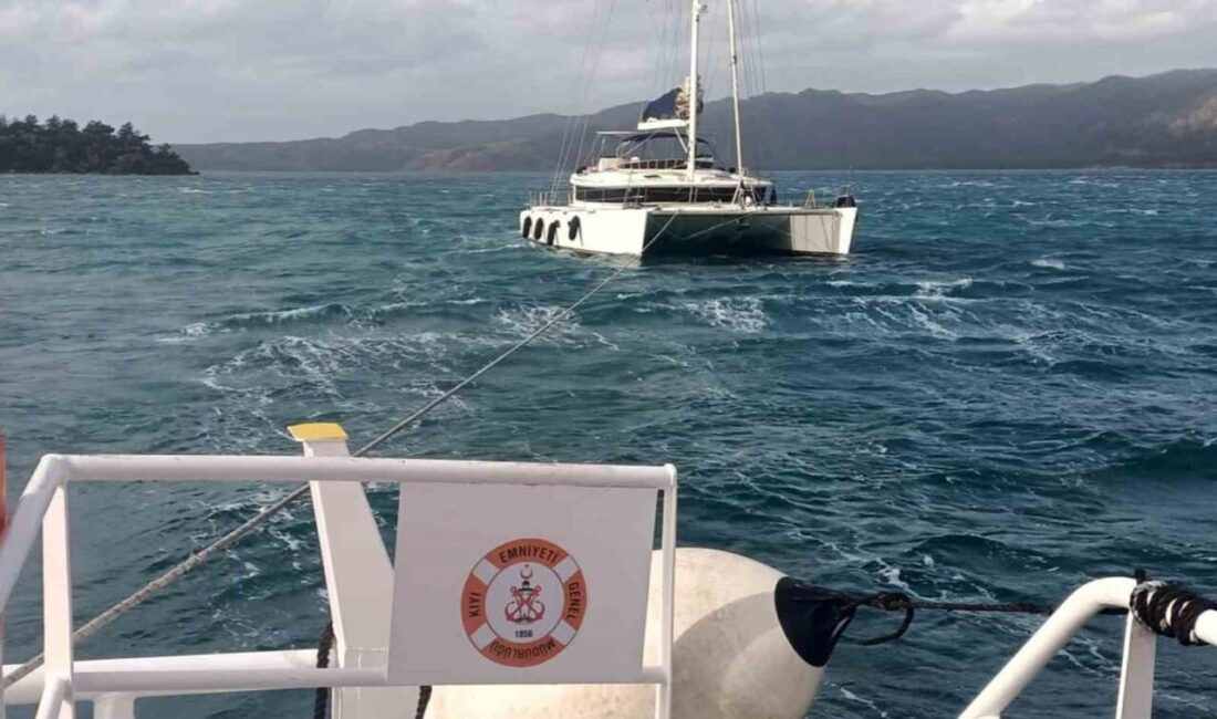 Muğla’nın Marmaris ilçesi açıklarında, 24 metre uzunluğundaki bir yelkenli katamaran