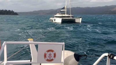 Muğla’nın Marmaris ilçesi açıklarında, 24 metre uzunluğundaki bir yelkenli katamaran