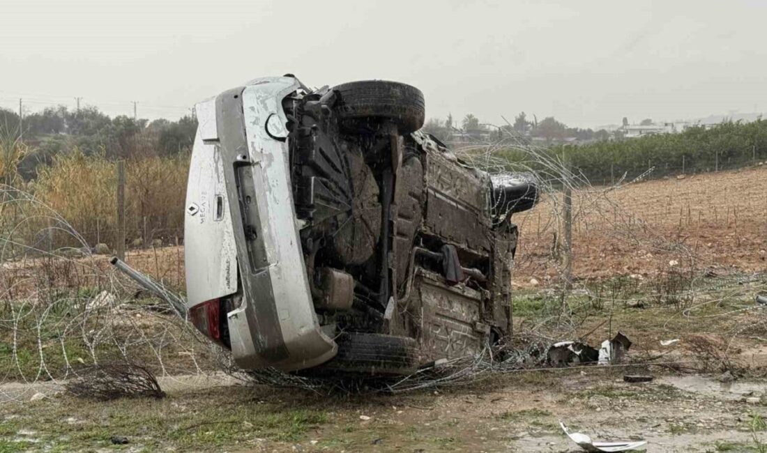Tarsus ilçesinde yağmur, bir kazaya sebep olarak, bir aracın yoldan