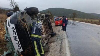 Denizli’de seyir halindeki bir servis aracı kontrolünü yitirerek yolda devrildi.