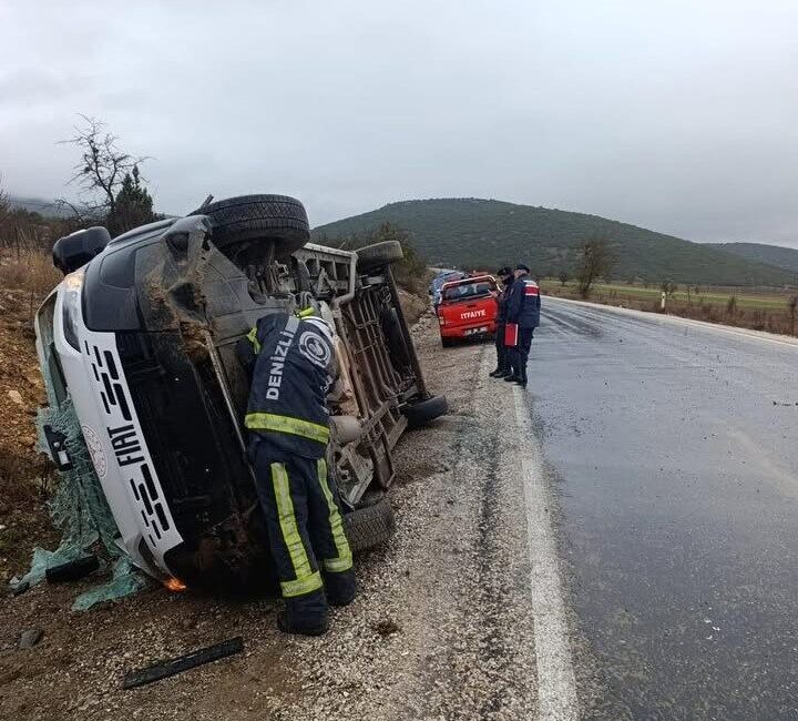 Denizli’de seyir halindeki bir servis aracı kontrolünü yitirerek yolda devrildi.