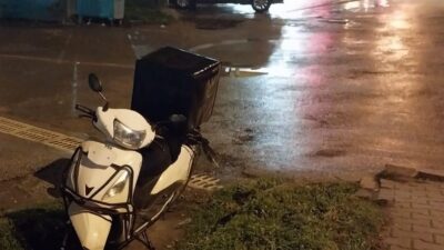 Kütahya’nın Tavşanlı ilçesinde meydana gelen bir trafik kazasında motokuryenin kontrolünden