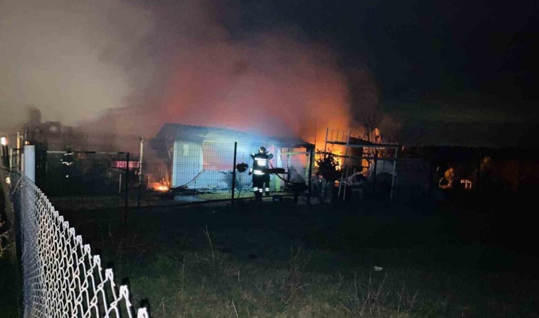 Çeşmeli Mahallesi’nde bulunan bir kır evi, akşam saatlerinde alev alev