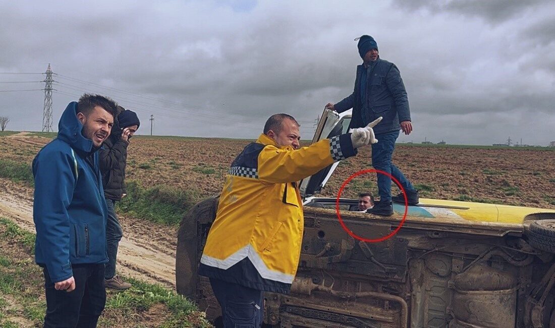 Çorlu ilçesinde meydana gelen bir trafik kazasında, PTT kargo aracı