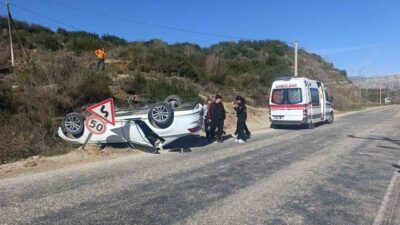 Manavgat ilçesinde meydana gelen trafik kazasında bir otomobil, yol kenarındaki