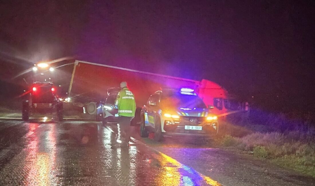 Denizli’nin Buldan ilçesinde, yağış sebebiyle kontrolünü kaybeden bir tır şarampole