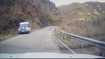Trabzon’un Şalpazarı ilçesinde bir öğrenci servis aracı, Acısu karayolunun Dereköy