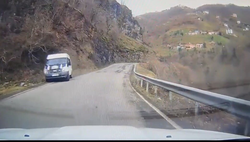 Trabzon’un Şalpazarı ilçesinde bir öğrenci servis aracı, Acısu karayolunun Dereköy