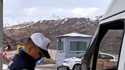 Erzincan İl Jandarma Komutanlığı ekipleri, trafik kazalarını en aza indirmek