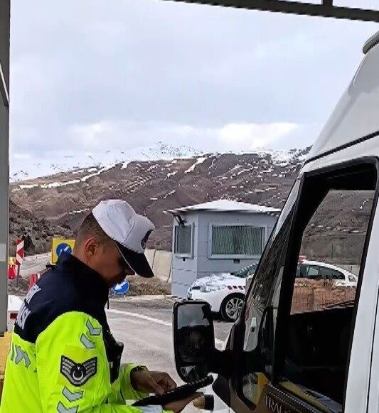 Erzincan İl Jandarma Komutanlığı ekipleri, trafik kazalarını en aza indirmek