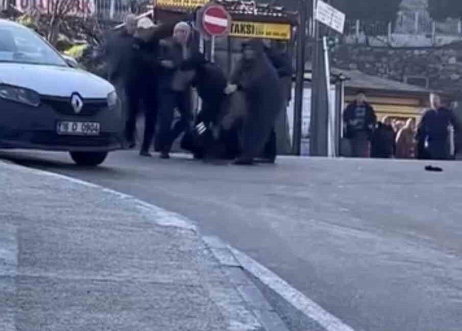 Bursa’nın Osmangazi ilçesi Hüdavendigar Mahallesi’nde ticari taksi ile motosiklet sürücüsü