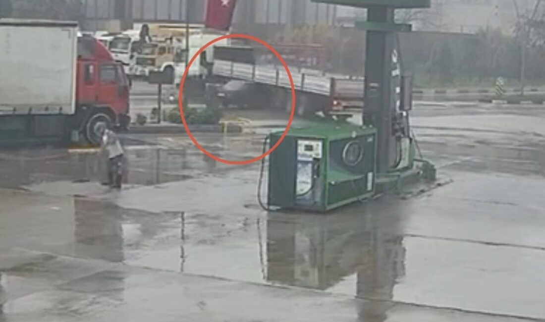 Manisa’nın Turgutlu ilçesinde bir akaryakıt istasyonundan ana yola çıkan bir