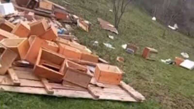 Çatakgeriş Köyü’nde meydana gelen şiddetli fırtına, arı kovanlarına zarar verdi.