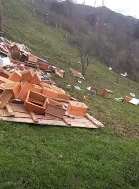 Çatakgeriş Köyü’nde meydana gelen şiddetli fırtına, arı kovanlarına zarar verdi.