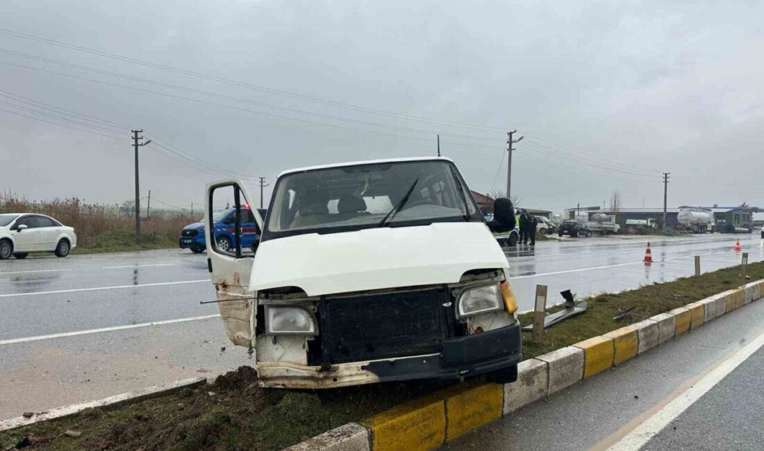 Uşak’ta bir panelvan aracın refüje çarpması sonucunda karşı şeride geçen
