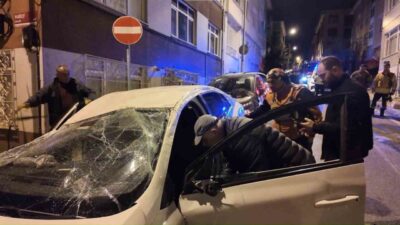 Üsküdar’da meydana gelen trafik kazasında sürücü direksiyon kontrolünü yitirerek iki