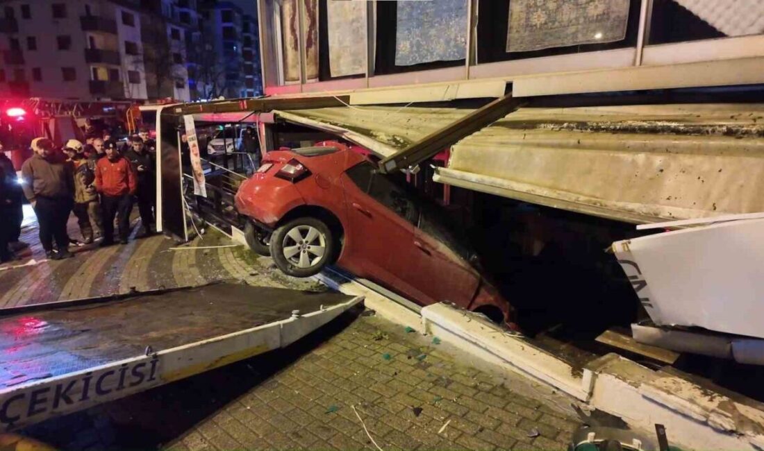 Üsküdar Bulgurlu Caddesi’nde bir sürücü, virajı dönmekte zorlanarak aracıyla iş