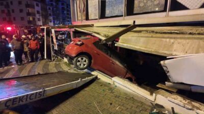 Üsküdar Bulgurlu Caddesi’nde bir sürücü, virajı dönmekte zorlanarak aracıyla iş