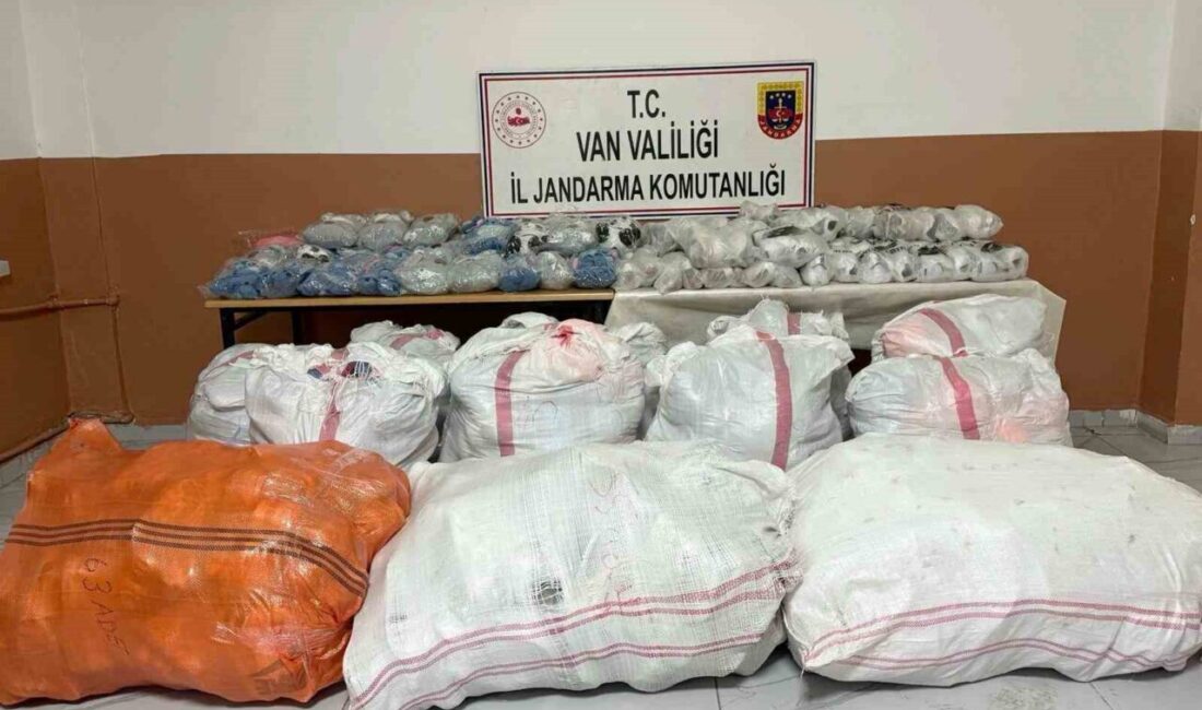 Van’ın Tuşba ve Başkale ilçelerinde jandarma ekiplerinin yaptığı operasyonlarda gümrük