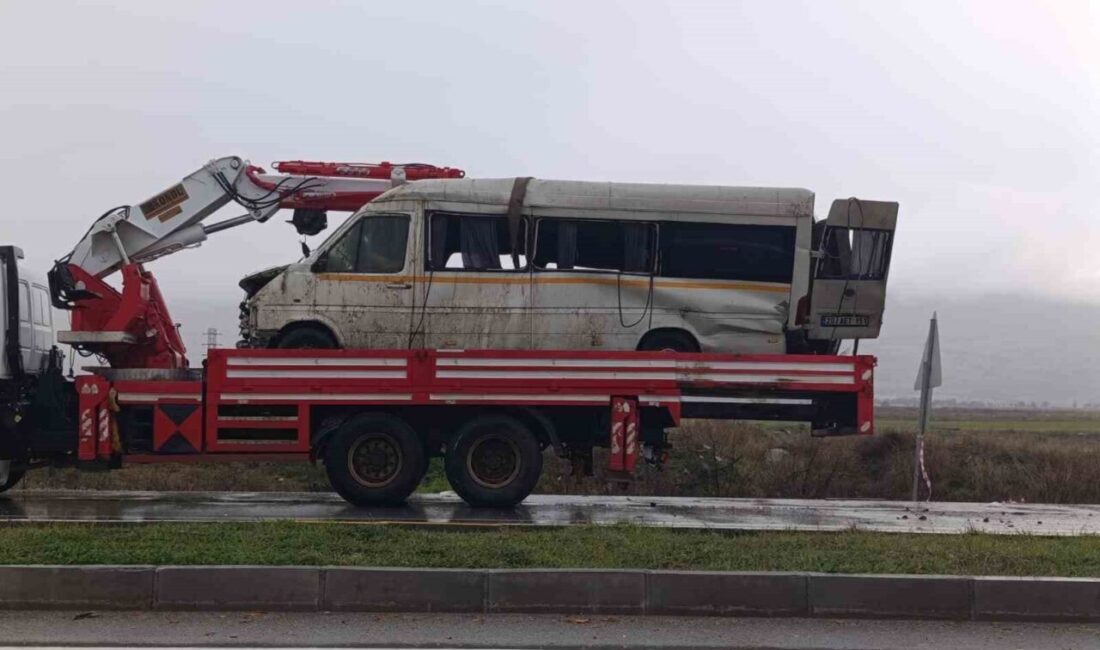 Denizli-Uşak karayolunda yağış nedeniyle kayganlaşan zeminde meydana gelen trafik kazasında,