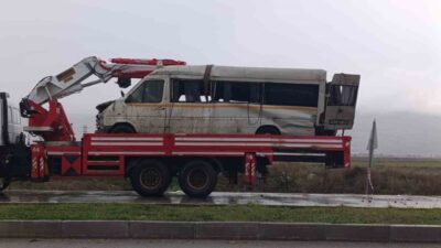 Denizli-Uşak karayolunda yağış nedeniyle kayganlaşan zeminde meydana gelen trafik kazasında,