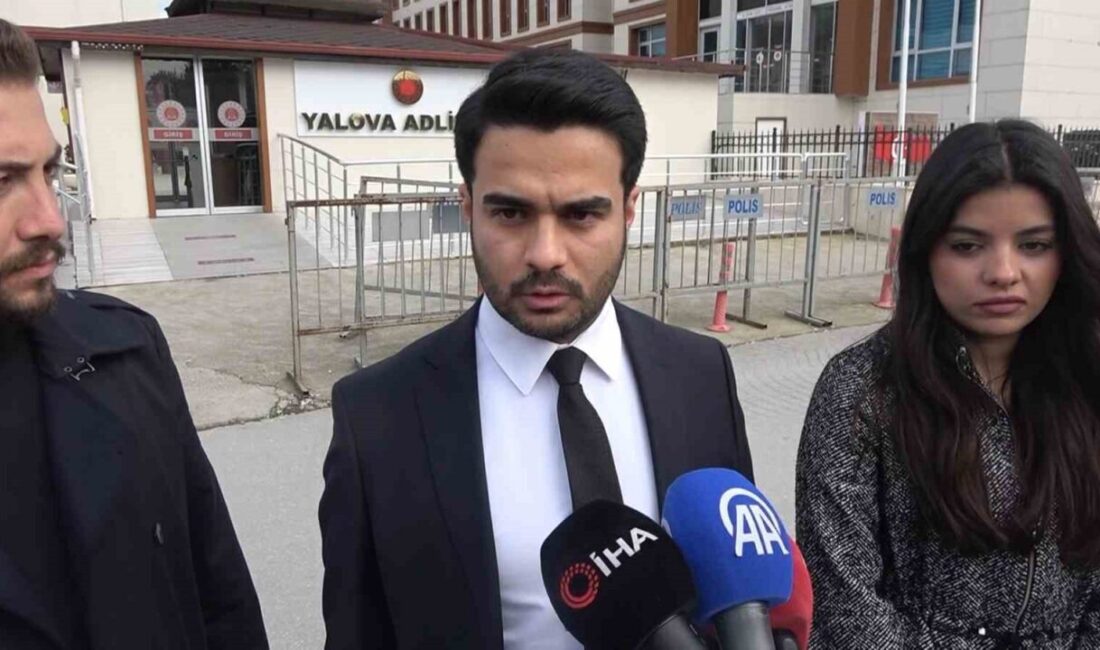 Yalova’nın Çınarcık ilçesinde aralarında husumet bulunan komşularının saldırısında, babayla birlikte
