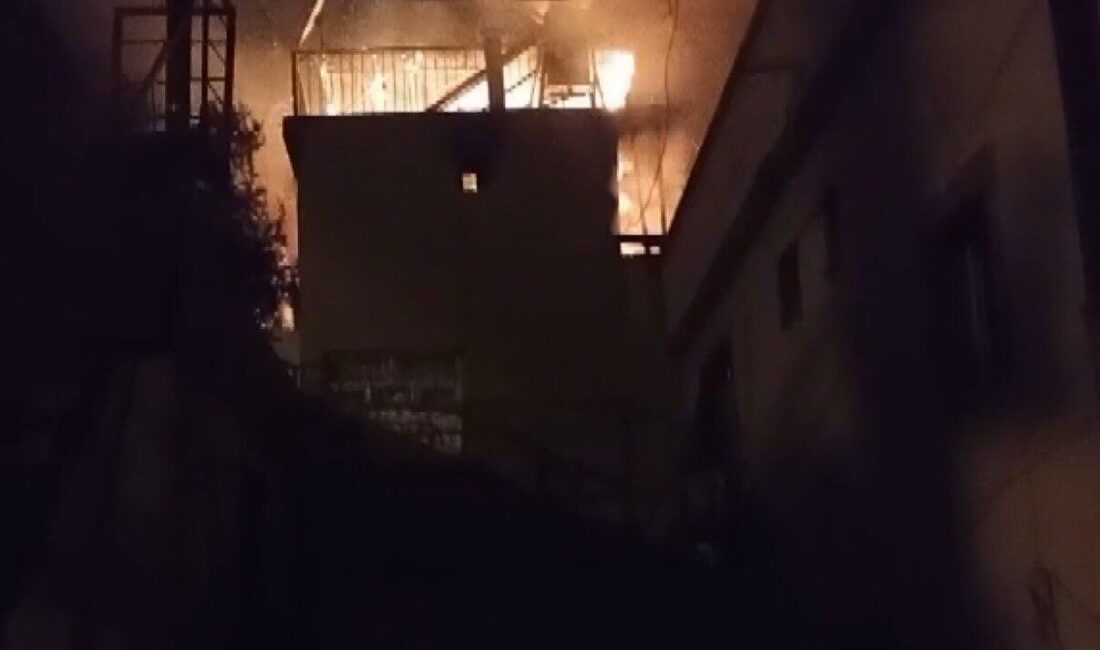 Adana’nın Kozan ilçesinde gece saatlerinde meydana gelen bir ev yangınında