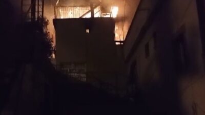 Adana’nın Kozan ilçesinde gece saatlerinde meydana gelen bir ev yangınında