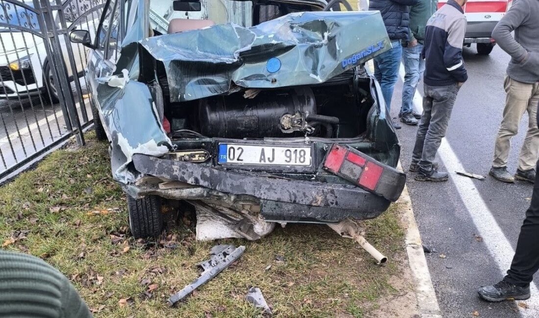 Adıyaman’da, bir otomobilin yayaya yol vermek için durduğu sırada arkadan
