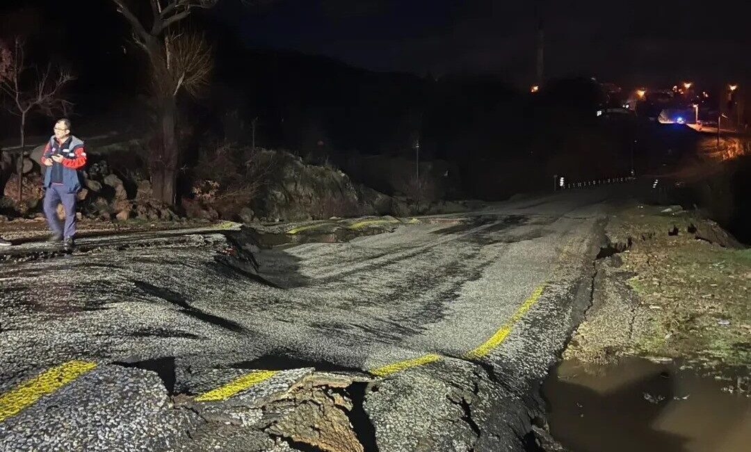 Uşak ilinde akşam saatlerinde etkili olan şiddetli yağış sonucunda Aşağı