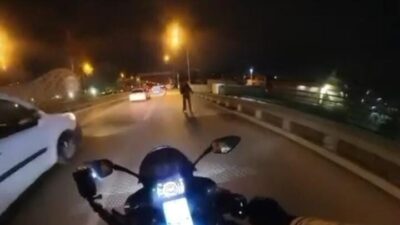 Bir kadın, Bursa’da aniden yola çıkarak seyir halindeki bir motosiklet