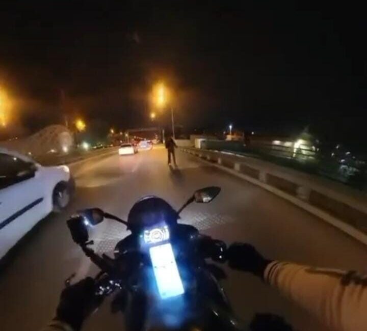 Bir kadın, Bursa’da aniden yola çıkarak seyir halindeki bir motosiklet