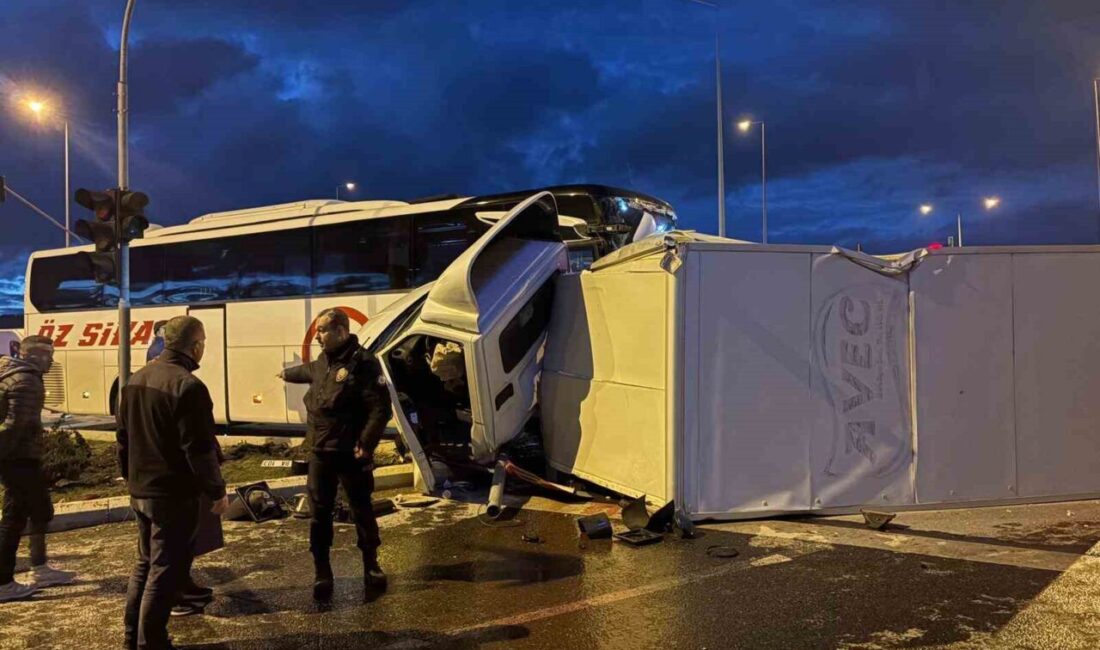 Melikgazi ilçesinde meydana gelen trafik kazasında yolcu otobüsü ile kamyonet