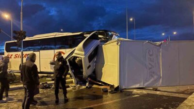 Melikgazi ilçesinde meydana gelen trafik kazasında yolcu otobüsü ile kamyonet