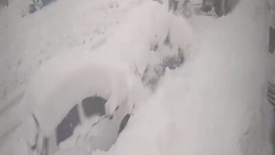 Erzincan’ın Üzümlü ilçesinde etkili olan şiddetli kar yağışı, sadece yolları