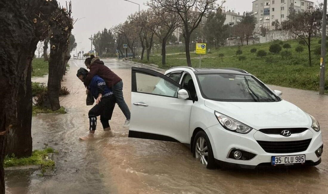 İzmir’de meydana gelen şiddetli yağışlar nedeniyle turuncu alarmın verilmesinin ardından,