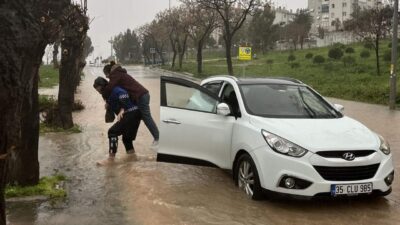 İzmir’de meydana gelen şiddetli yağışlar nedeniyle turuncu alarmın verilmesinin ardından,