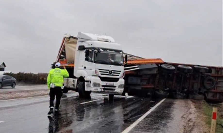 Yozgat’ın Sarıkaya ilçe çıkışında meydana gelen trafik kazasında bir TIR,