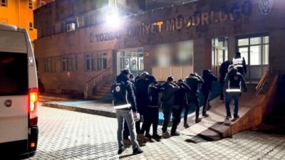 Yozgat’ta, polis ekipleri tarafından düzensiz göçmen taşıdığı şüphelenilen bir araçta