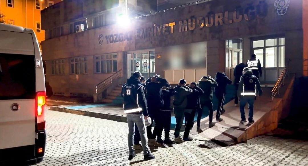 Yozgat’ta, polis ekipleri tarafından düzensiz göçmen taşıdığı şüphelenilen bir araçta