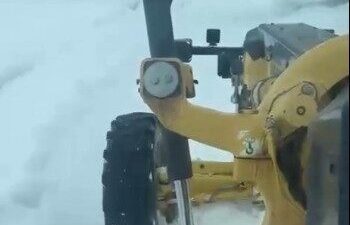 Yozgat’ın Çayıralan ilçesinde, kar yağışının ardından kar temizleme çalışmaları devam