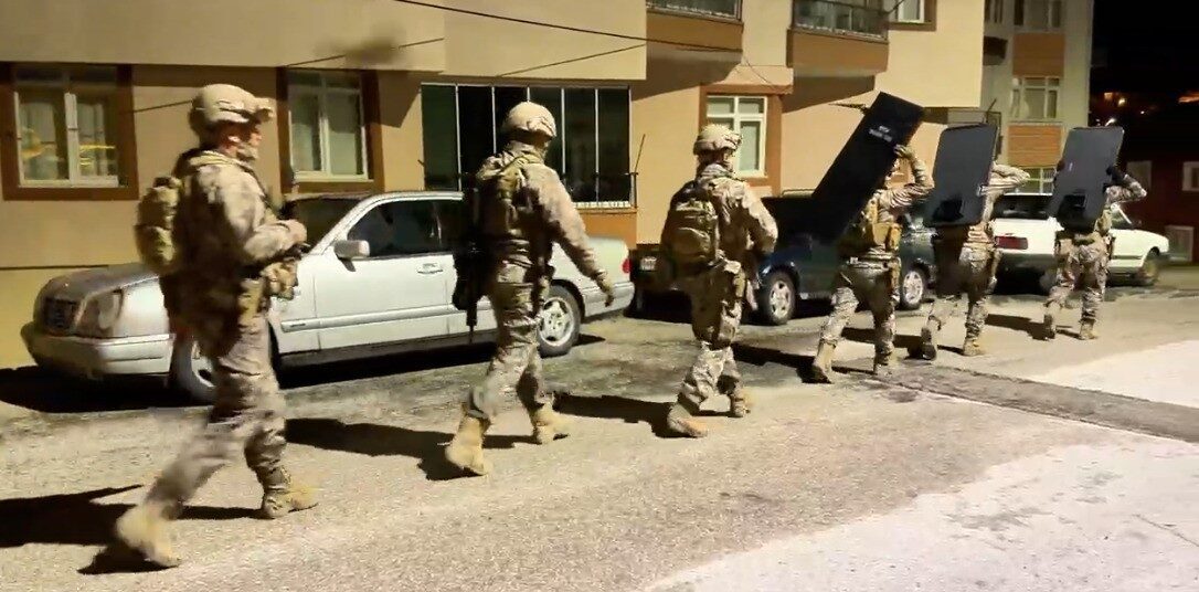 Yozgat’ta gerçekleştirilen operasyonda 4 kişi uyuşturucu suçundan gözaltına alındı. Narkotik