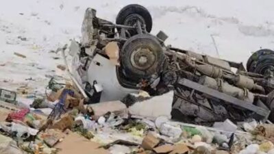 Hakkari’nin Yüksekova ilçesinde meydana gelen bir trafik kazasında kamyonetin şarampole