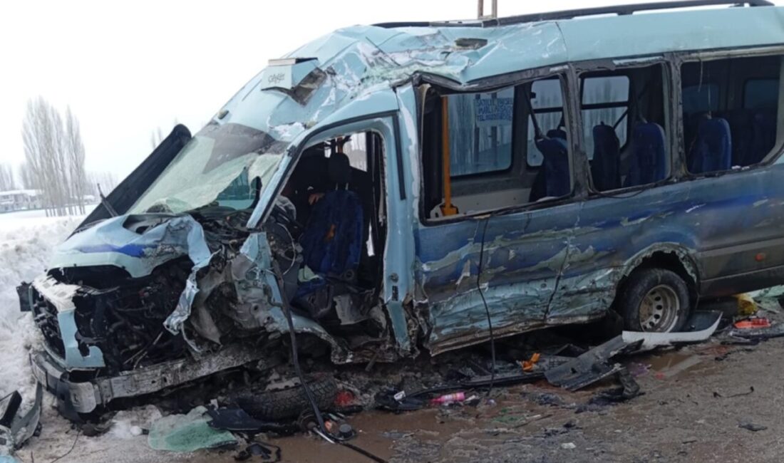 Hakkari’nin Yüksekova ilçesinde meydana gelen bir trafik kazasında belediye otobüsü